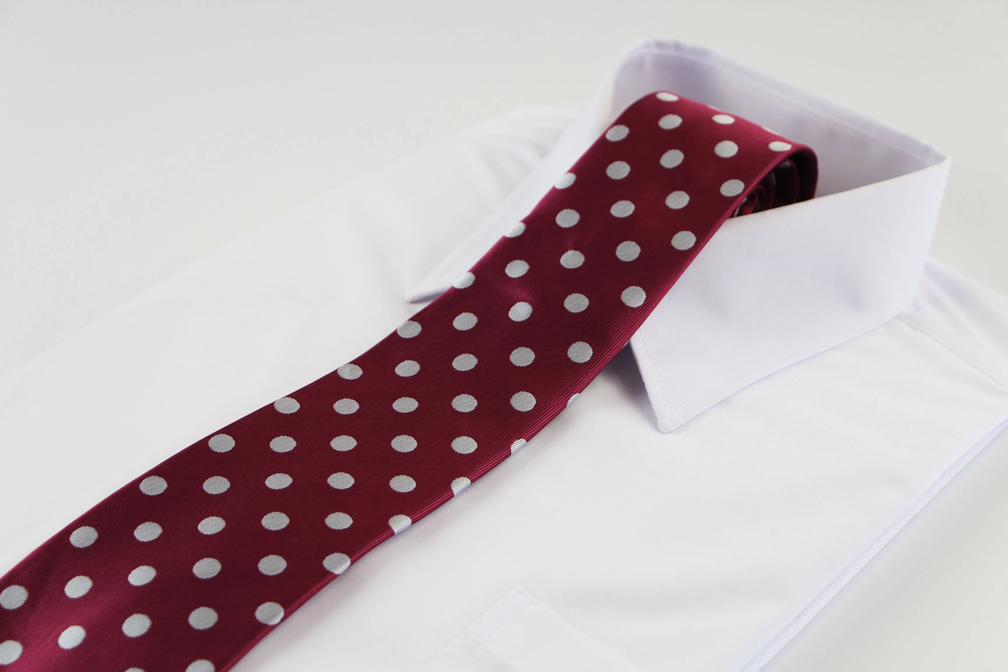 Mens Plum & Silver Polka Dot Patterned 8cm Neck Tie